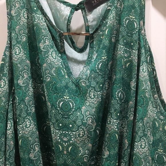 Green Polyester Dress with shoulder opening!👗 - Picture 3 of 6